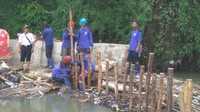  Ketua RW 06 Jatipadang, Arief Syarifuddin (37) menjelaskan peristiwa ini terjadi pada Selasa (21/11) sekitar pukul 19.00 WIB. Sebagian tanggul Kali Pulo jebol dan membuat air meluber ke rumah warga.  