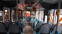 Metrotrans memiliki tangga di bagian dalam bus. Ruang belakang disediakan untuk umum yakni laki-laki maupun wanita. Sedangkan bagian depan dalam bus disediakan untuk wanita. Ada tanda batas antara ruang khusus wanita dan umum. Fotografer: Cici Marlina Rahayu/detikcom