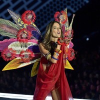 Alessandra Ambrosio pensiun dari Victorias Secret tahun lalu. Seperti Adriana Lima, sosoknya juga masih lekat dengan brand tersebut. Kekayaannya diperkirakan mencapai Rp 820 miliar. Foto: Getty Images
