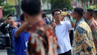 Para warga di sekitar tak mau kelewatan momen. Dengan ponsel pintarnya, mereka memotret simulasi kirab pernikahan Kahiyang.