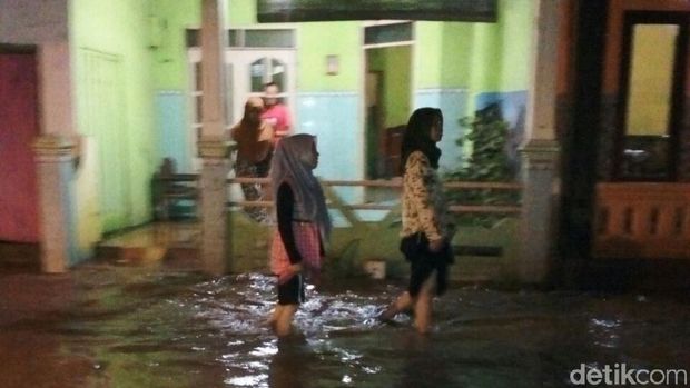 Banjir karena Sungai Kedunglarangan dan Sungai Welang meluap