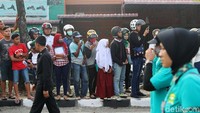 Mereka berbaris di pinggir jalan.