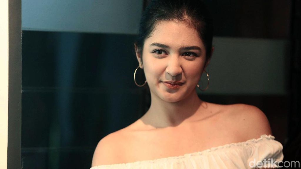 Main Film di Atas Pesawat, Mikha Tambayong Perankan Pramugari