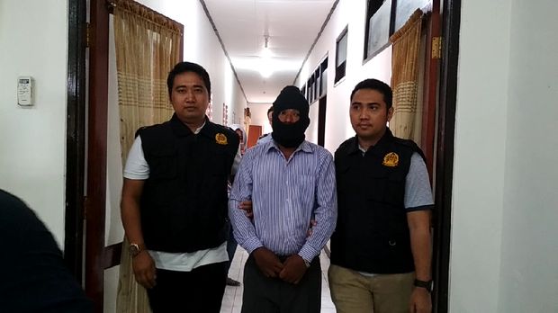 Identitas WN Myanmar ini diketahui setelah ia membuka praktik pijat alternatif