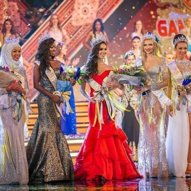 Saat disebut menjadi juara Runner up 3 Miss Global 2017, Ayan Said tampil anggun dalam balutan gaun silver panjang yang serba tertutup. Terlihat tampilannya yang simpel dengan kerudung berglitter warna senada. Foto: Dok. Instagram @iamayansaid