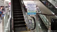 Area Matahari yang tutup terletak di lantai 2, atau lantai paling atas. Akses menuju lantai di bagian dalam gerai ditutup dan ada papan pengumuman bahwa area tersebut sedang direnovasi.