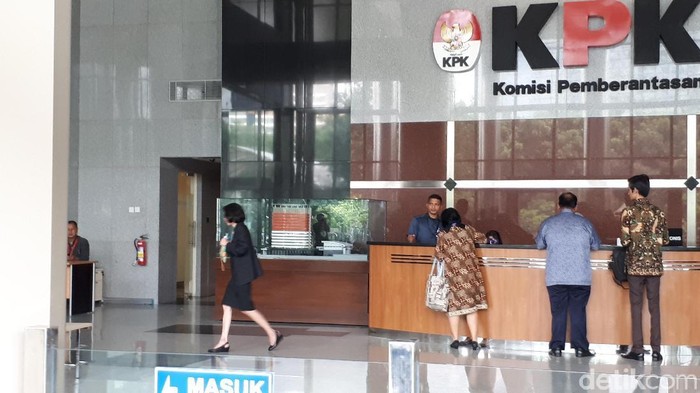 Plt Sekjen DPR Datangi KPK, Ada Apa?