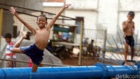 Anak-anak asyik bermain air di Kalimalang.