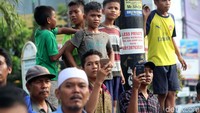 Anak-anak tidak mau ketinggalan. Mereka naik ke tempat yang tinggi agar dalam melihat simulasi kirab.