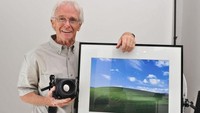 Charles berpose bersama foto Bliss dan kamera yang dia pakai. Dia mengambil foto ini di Sonoma County, California dengan menggunakan kamera medium format saat dalam perjalanan untuk mengunjungi kekasihnya pada tahun 2000.