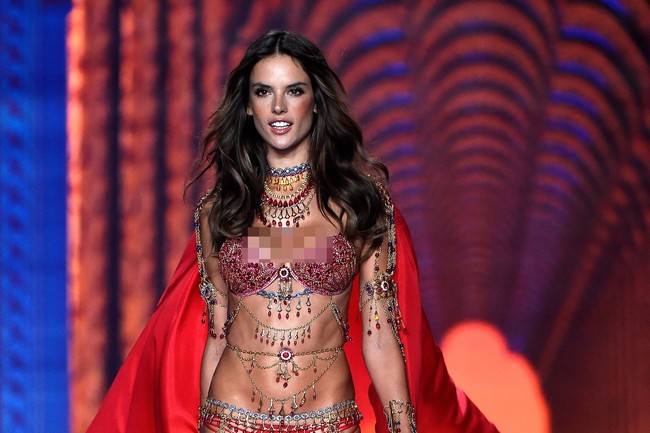Di tahun 2014, kedua kalinya sang model dipercaya memakai Fantasy Bra saat fashion show Victorias Secret di London. Foto: Getty Images