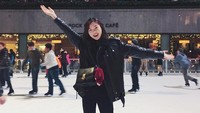 Liburan musim dingin juga dimanfaatkan Estelle buat main ice skating di New York, AS. Asyiknya! (@chen_estelle/Instagram)