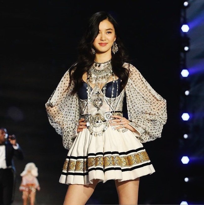 Didominasi model dengan ras kaukasia, show Victorias Secret terbilang masih jarang menampilkan model dari Asia. Namun sejak tahun lalu, brand lingerie asal Amerika ini mulai menunjukkan keberagaman kecantikan wanita dari berbagai ras. Foto: (@chen_estelle/Instagram)