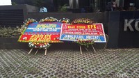 Karangan bunga diletakkan di depan Gedung KPK (Foto: Faiq Hidayat/detikcom)
