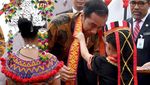 Foto: Kain Serawak di Pundak Jokowi