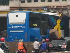 TransJ Masih Nyangkut di Terowongan Matraman, Lalin Macet 2 Km