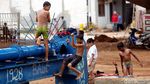 Melihat Asyiknya Anak-anak Bermain Air di Kalimalang