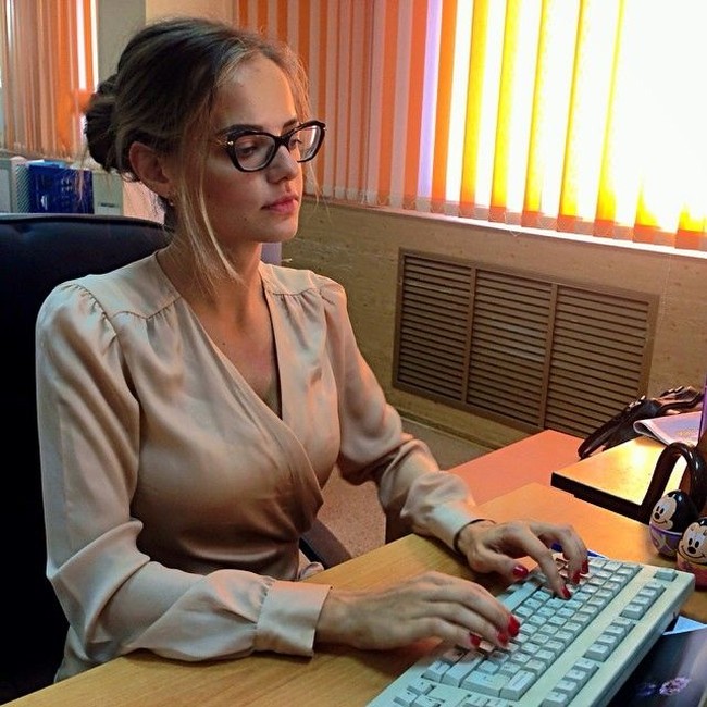 Awal tahun ini ia pun ditugaskan pergi ke Myanmar bersama Menteri Pertahanan Rusia Sergey Shoigu untuk mendiskusikan kerjasama militer.Foto: (Instagram/_rossiyana_)