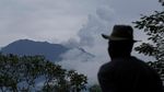 Foto: Asap Kelabu Menyembur dari Puncak Gunung Agung
