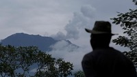 Meski status masih siaga, namun warga diimbau untuk menjauh dan tidak berada di radius hingga 7,5 km (Foto: Dok. REUTERS/Johannes P. Christo)