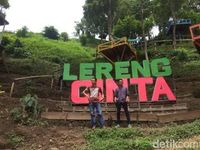 Pengunjung bisa ber-selfie ria di depan tuilsan Lereng Cinta (Jaya/detikTravel)