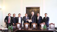 Fadli pun merinci soal kegiatannya selama berada di Polandia. Pertemuan dgn Wakil Ketua Sejm Polandia, H.E Mr. Ryszard Terkecki (21/11/2017) didampingi oleh Riza Patria (F-P Gerindra), Anang Hermansyah (F-PAN), Biem Benjamin (F-P Gerindra), Hari Kartana (Demokrat), Hubertus Djatmiko (KBRI), cuit Fadli di akun Twitternya, @fadlizon, seperti dilihat detikcom, Rabu (22/11). (dok Twitter @fadlizon).