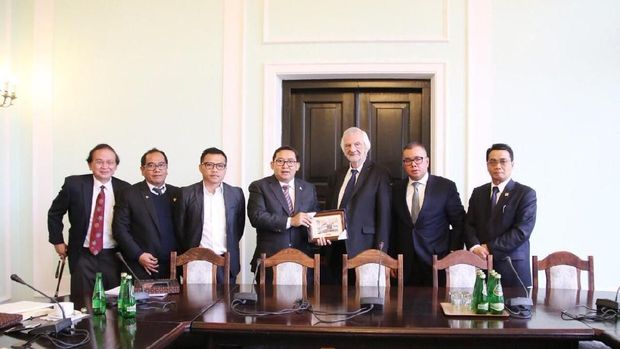 Kemesraan Anang dan Ashanty di Sela Kunker ke Polandia