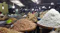 Pasar Central yang menjual beragam ikan asin, termasuk teri Medan.
