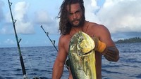 Aquaman hobi mancing lho. Bukan Aquaman namanya kalau tidak jago mancing. Ada yang mau mancing bareng Aquaman?(@prideofgypsies/Instagram)