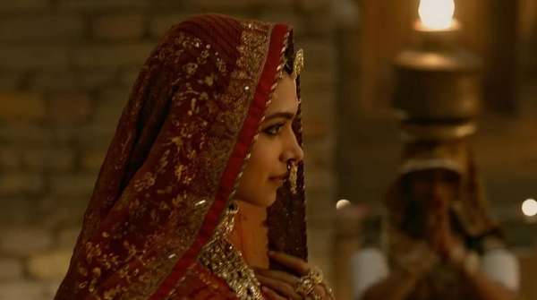 Gara-gara Ini Deepika Padukone Diburu di India Gara-gara Ini Deepika Padukone Diburu di India