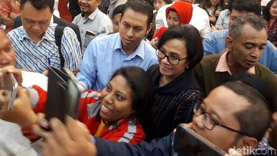 Sri Mulyani Jadi Sasaran Selfie di Acara Ormas Pro Jokowi