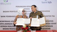 Hadir dalam acara tersebut Direktur Komersial bank bjb Suartini dan Direktur Keuangan dan Investasi BPJS Kesehatan Kemal Imam Santoso saat menjawab sejumlah pertanyaan wartawan usai penandatanganan nota perjanjian kerja sama di Jakarta, Rabu (22/11). 