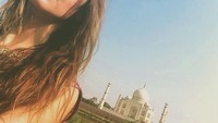 Rossiyana ketika mengunjungi Taj Mahal di India (Instagram/_rossiyana_)