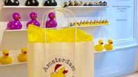 Juga ada bebek bertema natal, punk rock, dan superhero (Superman, Spider-man, Batman dll). Yang lebih lucu lagi bebek megenakan pakaian binatang lainnya, seperti sapi, domba, hiu. (Amsterdam Duck Store/Facebook)