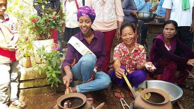 Ini merupakan gaya Ayan Said saat masa karantina Miss Global 2017. Ia suka tampil kasual seperti kali ini memakai setelan kemeja dan celana jeans. Jilbab turban menjadi andalan Ayan Said sehari-hari. Foto: Dok. Instagram @iamayansaid