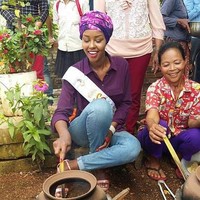 Ini merupakan gaya Ayan Said saat masa karantina Miss Global 2017. Ia suka tampil kasual seperti kali ini memakai setelan kemeja dan celana jeans. Jilbab turban menjadi andalan Ayan Said sehari-hari. Foto: Dok. Instagram @iamayansaid