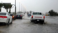 Banyak kendaraan terjebak genangan banjir di jalanan Jeddah. Foto: AFP PHOTO/Amer HILABI