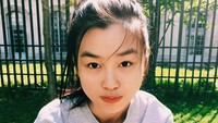 Jadi model tidak menghalangi Estelle buat makan fastfood. Buktinya asyik saja dia melahap burger kesukaannya. Ekspresinya lucu ya! (@chen_estelle/Instagram)