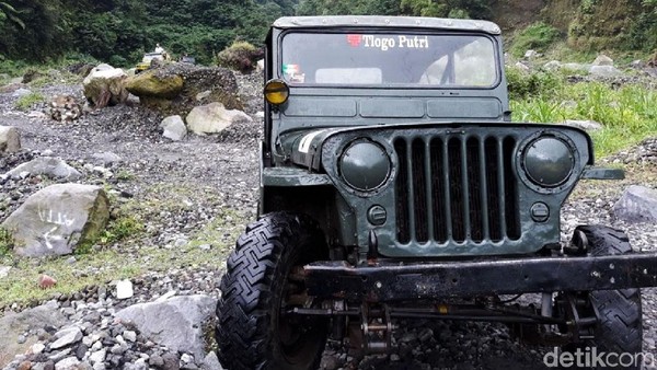 Jelajah Gunung Merapi dengan Jeep Willys