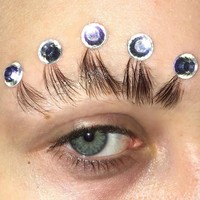 Alis mahkota dipelopori oleh wanita bernama Sofie Petersen. Dia menyisir alisnya ke atas kemudian menempelkan manik-manik sehingga bentuknya mirip dengan mahkota.  Foto: Instagram