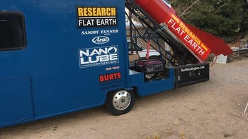 Dia memperkirakan, roket tersebut dapat mencapai kecepatan 800 km/jam agar dapat menjangkau atmosflat (atmosfer datar). Perjalanan ini hanya tahap awal dari program antariksa saya untuk membuktikan bahwa Bumi itu datar, ujarnya. Foto: Facebook