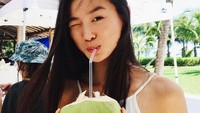 Sepertinya Estelle punya kesukaan tersendiri dengan kelapa. Di foto lain, Estelle juga pamer sedang menyeruput air kelapa muda dengan sedotan. (@chen_estelle/Instagram)
