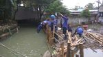Pasukan Biru Basah-basahan Garap Tanggul Darurat di Jatipadang