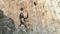 Selain surfing, panjat tebing pun sudah jadi makanan sehari-hari bagi Jason. Tak jarang Jason main wall climbing di fasilitas olahraga dekat kediamannya (@prideofgypsies/Instagram)