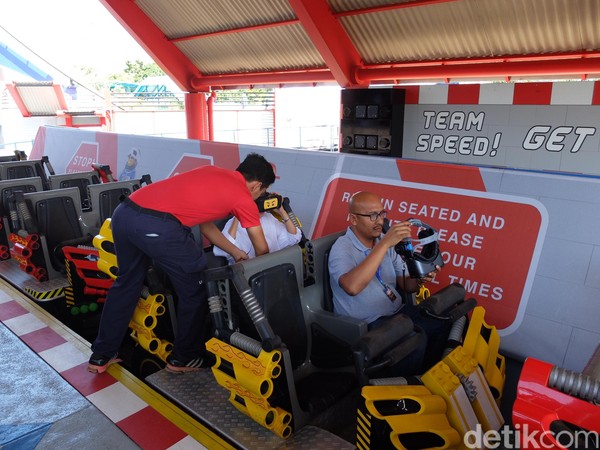 Setelah duduk dan memasang pengaman, tarik nafas dan permainan dimulai! (Avitia Nurmatari/detikTravel) Setelah duduk dan memasang pengaman, tarik nafas dan permainan dimulai! (Avitia Nurmatari/detikTravel)