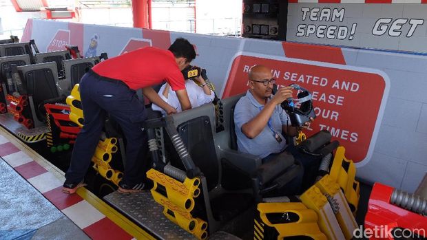 Naik roller coaster dengan memakai VR