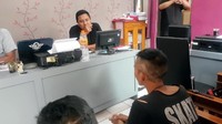 Saya mencari Setya Novanto dan Gayus Tambunan. Saya ke sini mau laporan jika tugas saya di Sukabumi sudah selesai, kata Jonathan kepada sejumlah petugas Unit II Satreskrim Polres Sukabumi Kota, Rabu (22/11/2017). Foto: Syahdan Alamsyah  