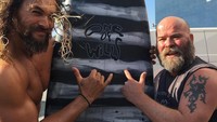 Bukan Aquaman namanya kalau tidak suka surfing. Saat liburan ke Australia, tak jarang Jason menyempatkan diri untuk masin surfing. Dia bahkan pernah meluncurkan papan selancar atas namanya lho (@prideofgypsies/Instagram)