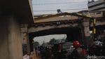 Begini Proses Evakuasi TransJ Nyangkut di Terowongan Kereta Matraman