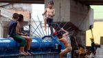 Melihat Asyiknya Anak-anak Bermain Air di Kalimalang